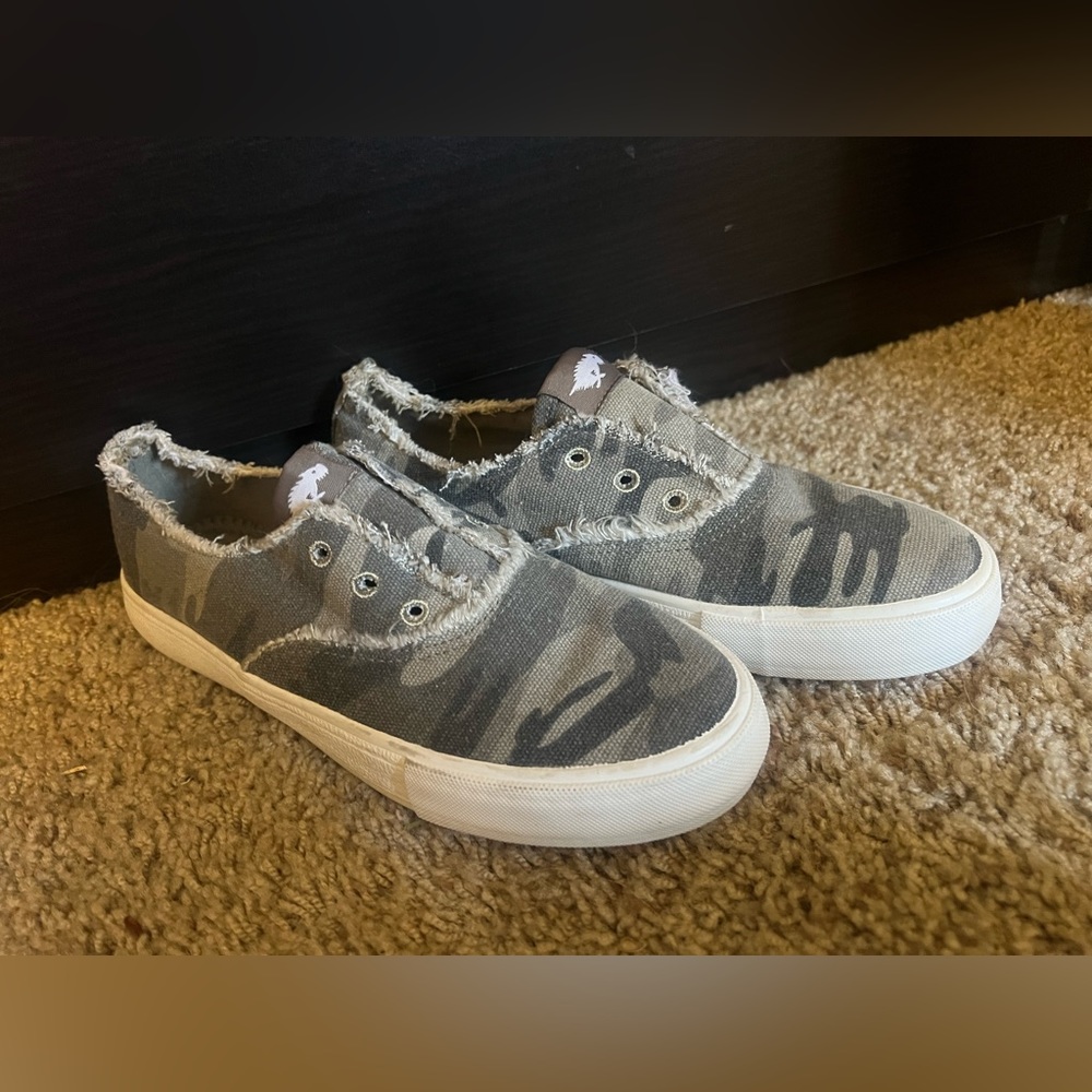 Camo slip on sneaker. Comfy. Worn once. Size 6.